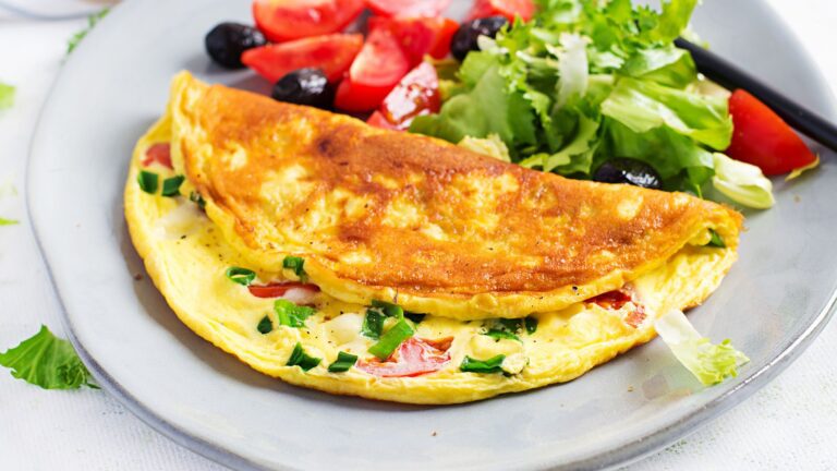 Dietetyczny omlet: Przepis. Aż 65g białka w porcji!
