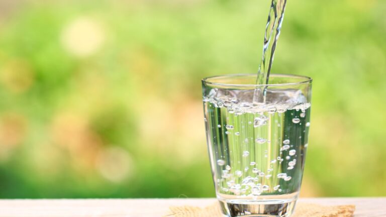 Ile powinno się pić wody? Czy 2 litry starczą?