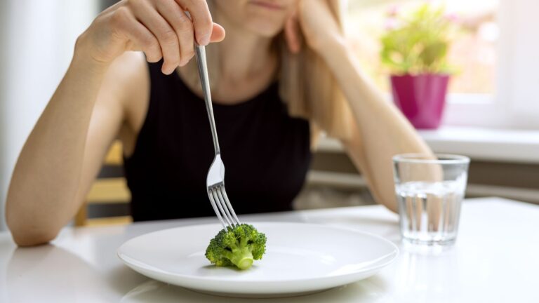 Zaburzenia odżywiania – przyczyny, objawy i leczenie
